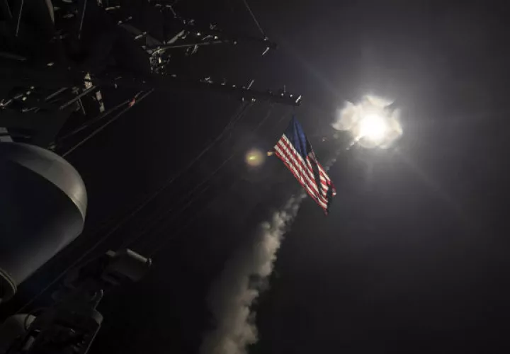Lanzamiento de varios misiles guiados contra una base militar en Siria. FOTO/AP