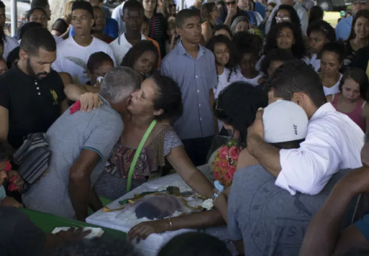 Funeral de María Eduarda Alves, la niña de 13 años que murió esta semana por una bala perdida. FOTO/AP