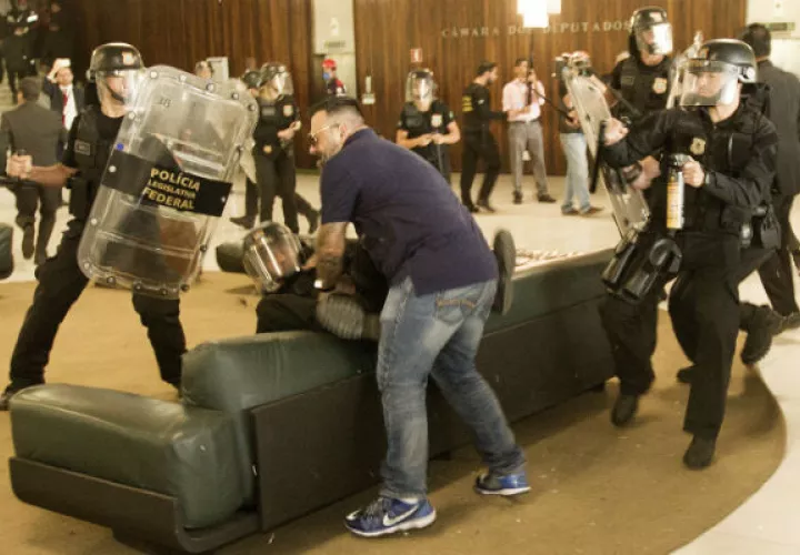 Un grupo de sindicalistas se enfrenta con la policía brasileña en el Congreso. FOTO/EFE 