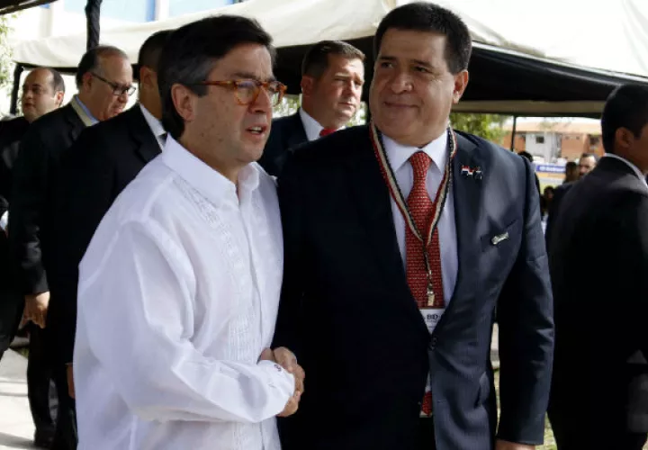 Presidente de Paraguay Horacio Cartes (d). FOTO/EFE