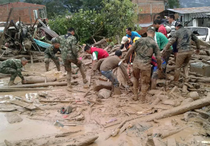 El Ejército colombiano ayuda a los damnificados. FOTO/EFE