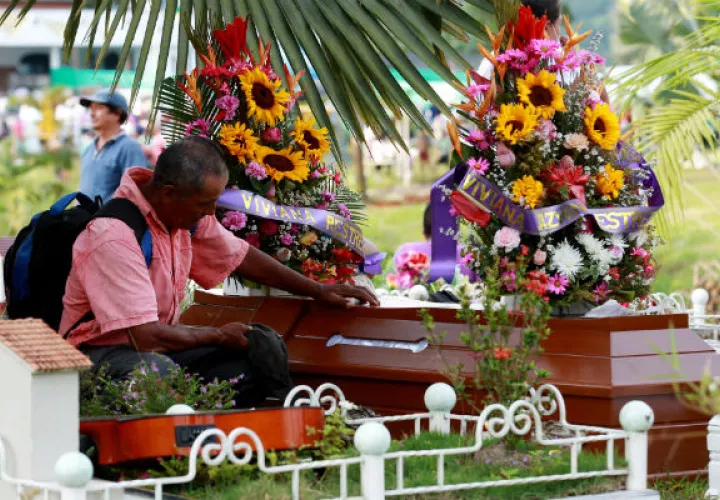Los familiares ayudaron a cavar los huecos en un cementerio desbordado por la tragedia, al igual que buena parte de la ciudad. FOTO/EFE