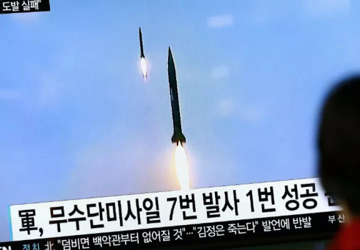 La televisora surcoreana presenta vistas del misil lanzado por Corea del Norte. FOTO/AP
