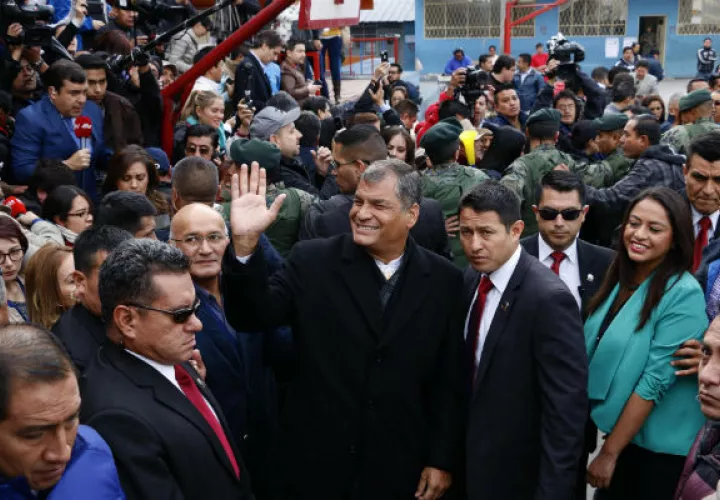 El presidente Rafael Correa adelantó en su cuenta de twitter el resultado electoral. FOTO/AP