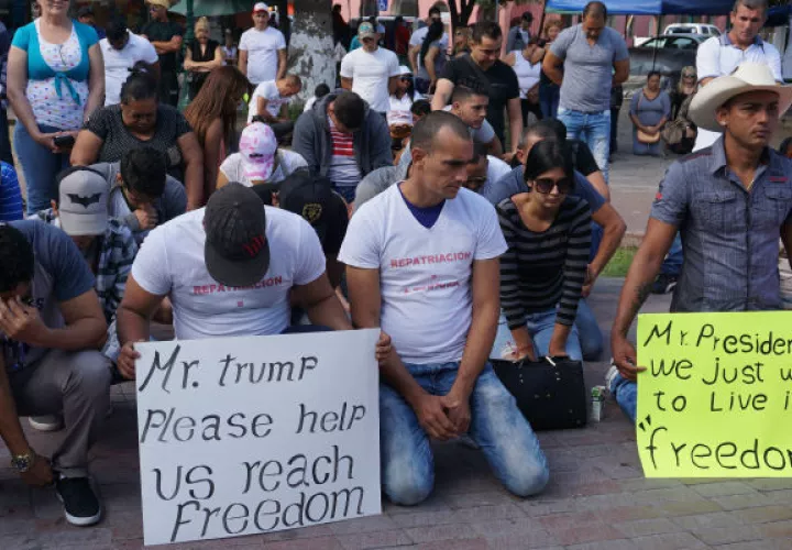 Los cubanos mostraron durante la marcha pancartas escritas en inglés y español con las que pedían al presidente Donald Trump que les abra la frontera. FOTO/EFE