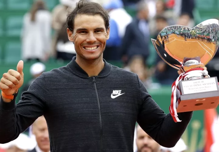 Nadal posa con su trofeo. Foto/AP