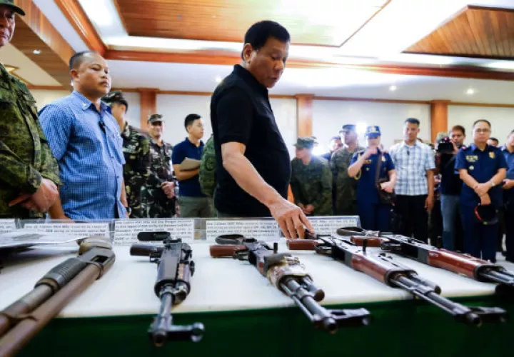 El presidente de Filipinas, Rodrigo Duterte, le perdió la confianza a su ministro. FOTO/AP