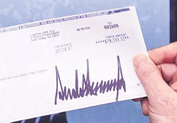 Sean Spicer, muestra el cheque /Foto EFE