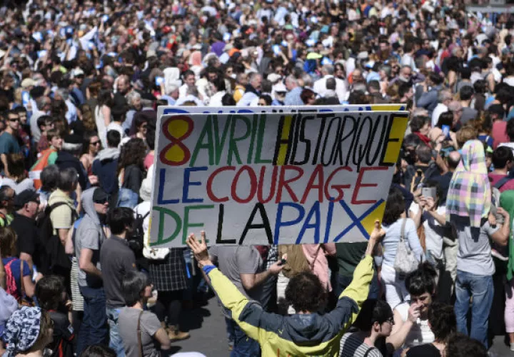 En Bayona mostraron su alegría bajo el lema "Todos somos artesanos de la paz" y gritos de "independencia". FOTO/AFP