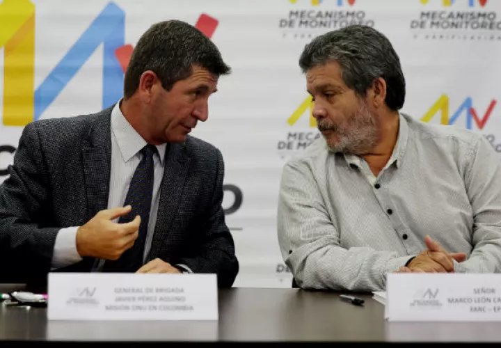 El jefe de Observadores Internacionales de la Misión de las Naciones Unidas en Colombia, el general Javier Pérez Aquino (i), y el representante de las Farc en la ONU, Luis Alberto Albán Burbano. FOTO/EFE