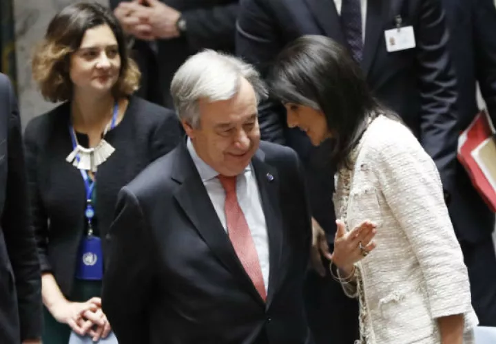 a embajadora de EEUU ante las Naciones Unidas, Nikki Haley (d), habla con el secretario general de la ONU, Antonio Guterres. FOTO/EFE