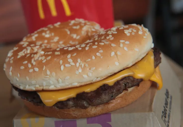 A los chicos les dieron una hamburguesa con queso. Foto/ AFP