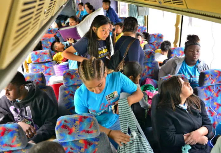 Un grupo de niños y jóvenes tienen la esperanza de hablar con Donald Trump. FOTO/AP