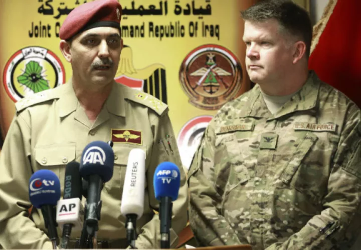 El general Yahya Rasool, junto con el coronel John Dorrian, portavoz estadounidense de la coalición, en Bagdad, Irak. FOTO/AP