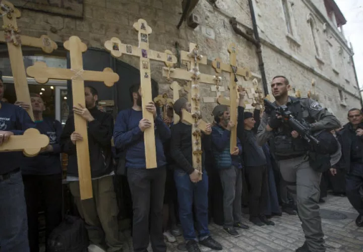 Creyentes cristianos particpan en una procesión de Viernes Santo por la Vía Dolorosa. FOTO/EFE