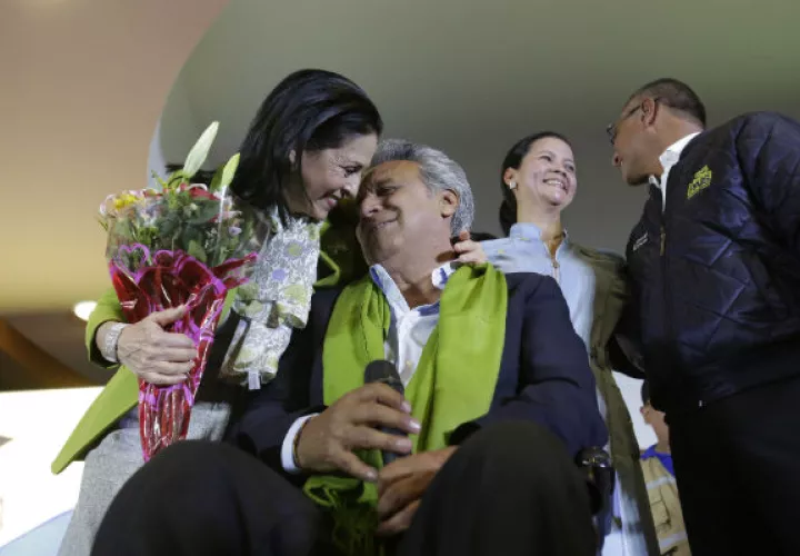 Lenin Moreno y su  esposa Rocio González, y el compañero de fórmula Jorge Glas y su esposa Cinthia Díaz. FOTO/AP 