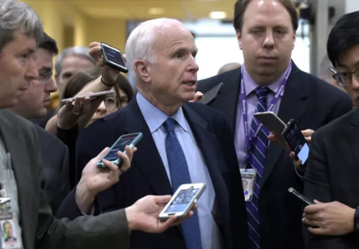 El senador federal estadounidense John McCain, durante una visita en Belgrado. FOTO/AP
