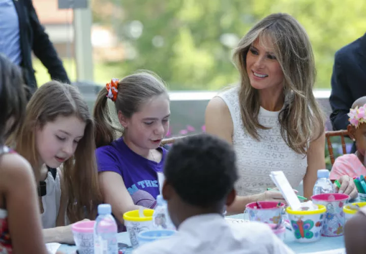 Melania Trump sigue viviendo en Nueva York y sus apariciones son pocas y protocolares. FOTO/AP