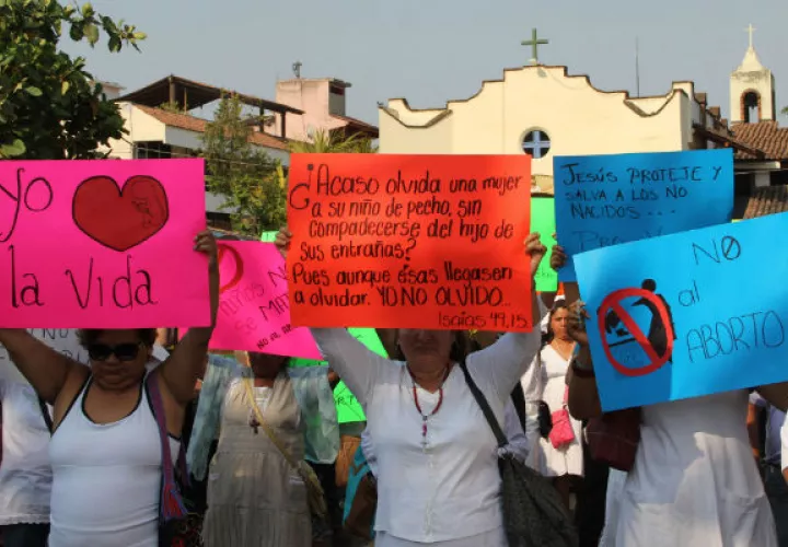 Un grupo de personas protesta por la llegada de una embarcación que ofrece abortos. FOTO/EFE
