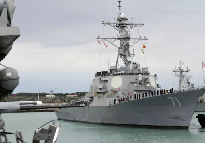 Aproximadamente 60 misiles Tomahawk estadounidenses, que fueron disparados desde buques de guerra en el Mar Mediterráneo, tuvieron como blanco una base aérea. FOTO/AP
