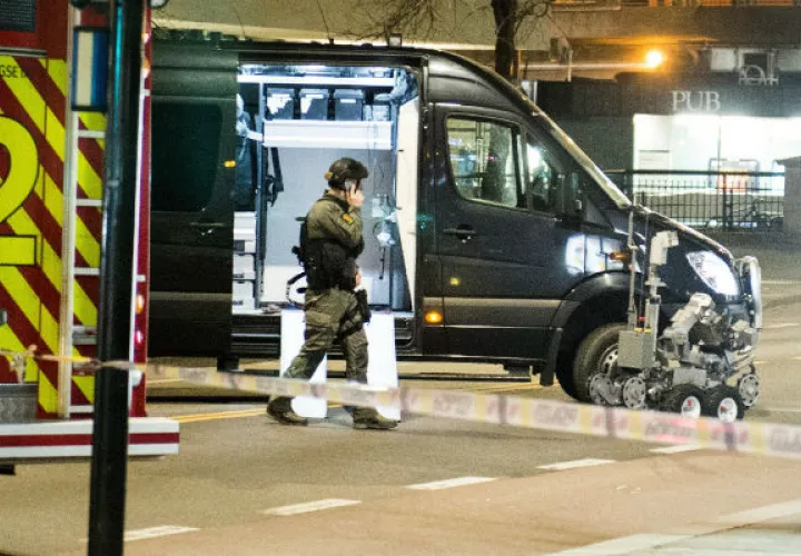 El descubrimiento en una calle junto a la estación del metro Groenland forzó a la policía a evacuar bares y restaurantes en el área. FOTO/AP