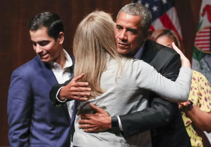 El expresidente Barack Obama reaparece en una reunión con universitarios de Chicago. FOTO/AP