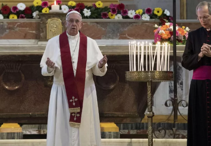 El Papa Francisco criticó duramente algunos centros de refugiados. FOTO/AP