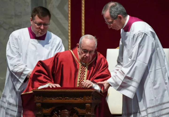 El papa Francisco preside la ceremonia de la Pasión de Cristo. FOTO/EFE