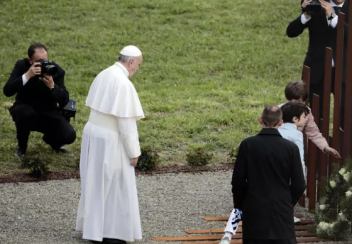 La visita recordó a la que hace unos meses hizo el papa a la devastada Amatrice, localidad arrasada por los terremotos de 2016. FOTO/AP