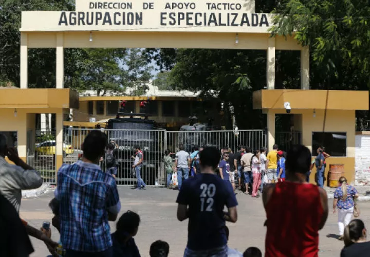 Familiares de los detenidos esperan información. FOTO/AP