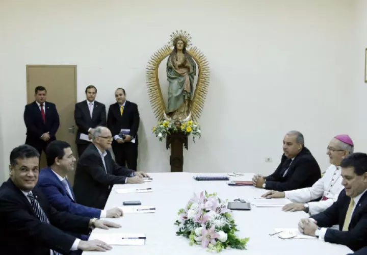 Reunión entre el Gobierno, la oposición y la Iglesia Católica paraguaya. FOTO/AP