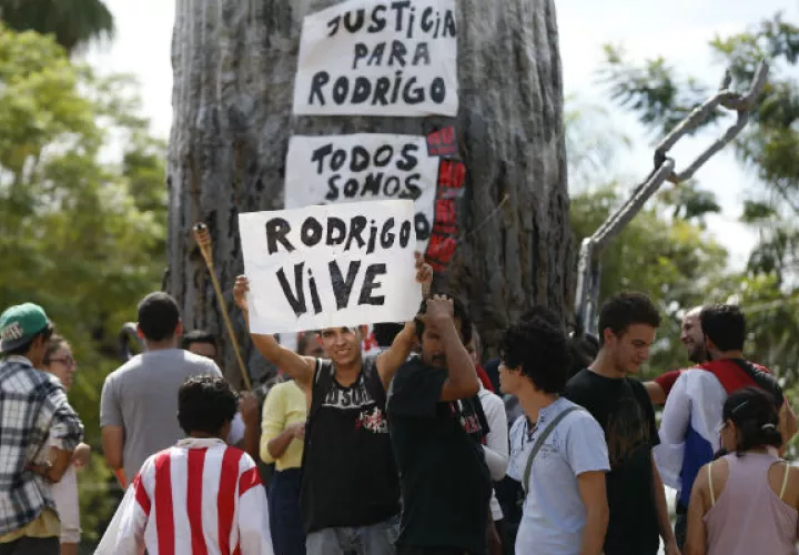 Ciudadanos paraguayos exigen justicia para Rodrigo Quintana. FOTO/AP
