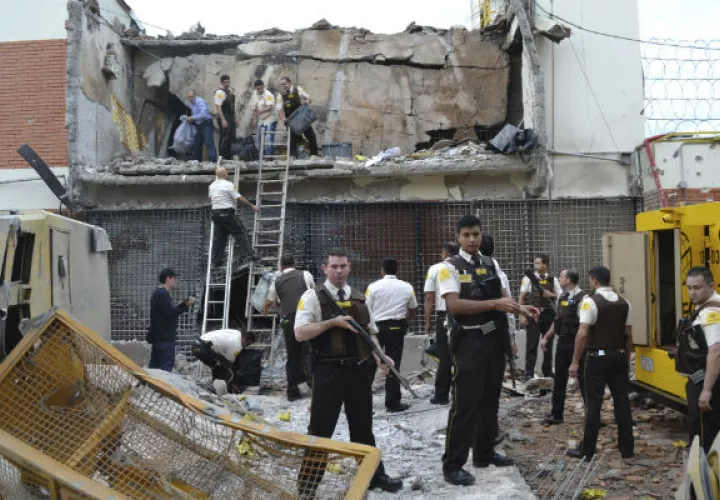 Inspeccionan una bóveda que los asaltantes explotaron en Ciudad del Este, Paraguay. FOTO/AP