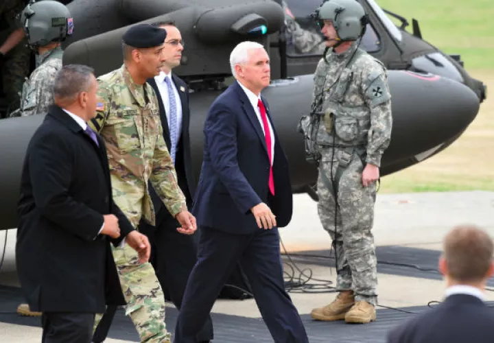 Mike Pence (centro) Foto/ AFP