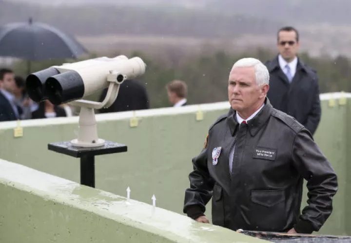 El vicepresidente de EE.UU., Mike Pence hizo una visita no anunciada a la Zona Desmilitarizada al inicio de su gira de 10 días por Asia, FOTO/AP