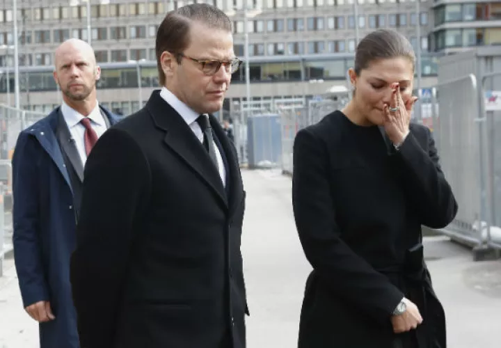 La princesa Victoria de Suecia y el príncipe Daniel colocan flores en el área de la tragedia. FOTO/AFP