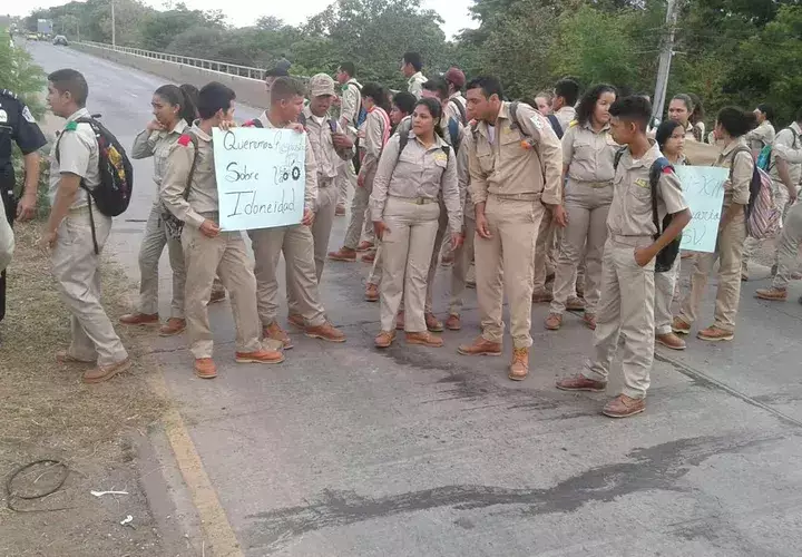Los alumnos no han recibido respuestas y fueron a las calles. Fotos: Zenaida Vásquez.  