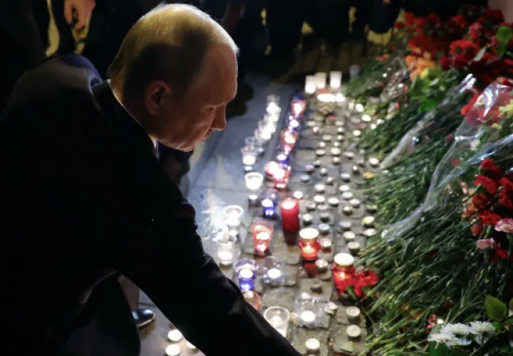 El presidente ruso, Vladimir Putin (c), coloca una ofrenda floral afuera de la estación de metro Instituto Tekhnologicheskiy. FOTO/EFE