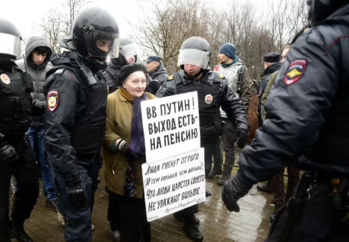 >La policía arresta a los manifestantes que exigen nuevos candidatos en Rusia. FOTOS/AFP