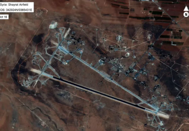 Vista aérea del aeropuerto al-Shayrat en Siria. FOTO/EFE