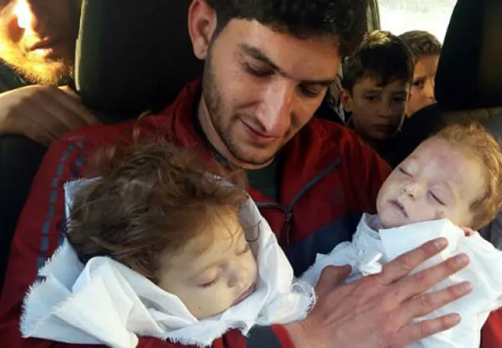 Alyousef está sentado en una camioneta con sus gemelos, con los ojos enrojecidos, y le pide a su primo Alaa que grabe en video su despedida. FOTO/AP