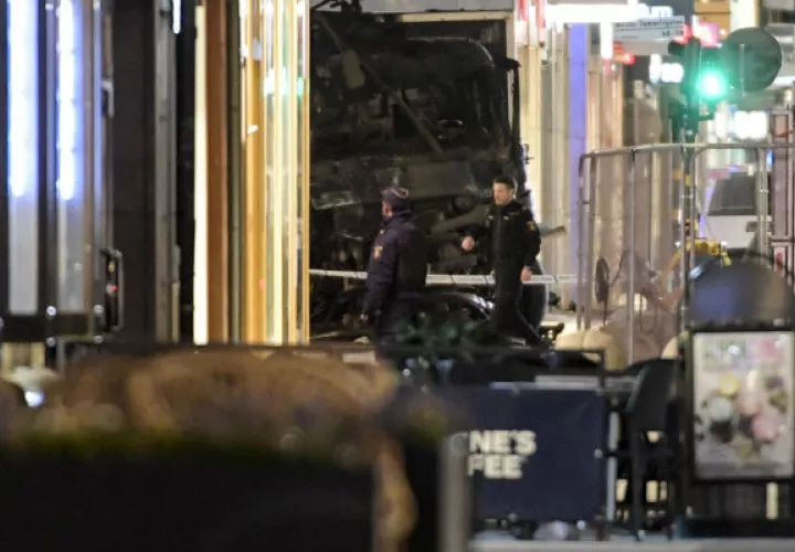 Mueven el camión que causó la muerte de unas cuatro personas. FOTO/AP