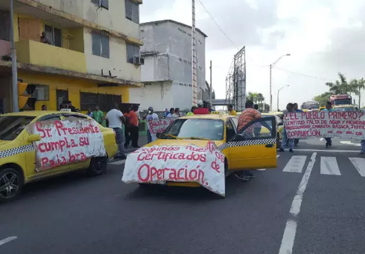 Caravana de taxis. Delfia Cortez 