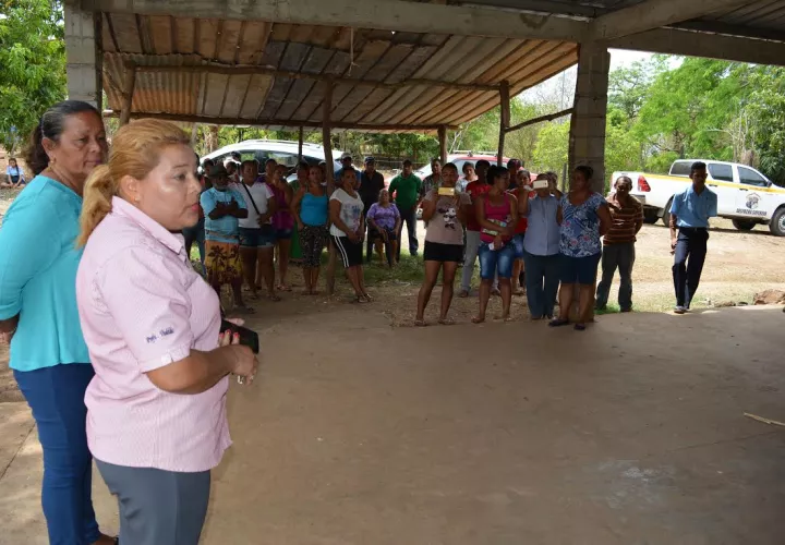 Reunión de pobladores de Playa Chiquita con ATTT exigiendo transporte. Fotos: Eric Ariel Montenegro. 