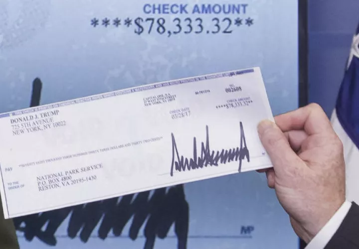 Donald Trump prometió que, de ganar los comicios del pasado noviembre, o donaría su sueldo o se lo devolvería al Departamento del Tesoro. FOTO/EFE