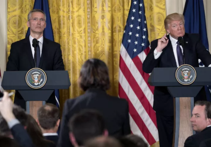 Trump (d)  y Stoltenberg (i). EFE 