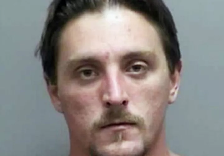 Joseph Jakubowski, de 32 años y residente en Janesville, irrumpió en un establecimiento de venta de armas. FOTO/AP