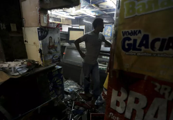 Negocio destruido en las protestas. AP