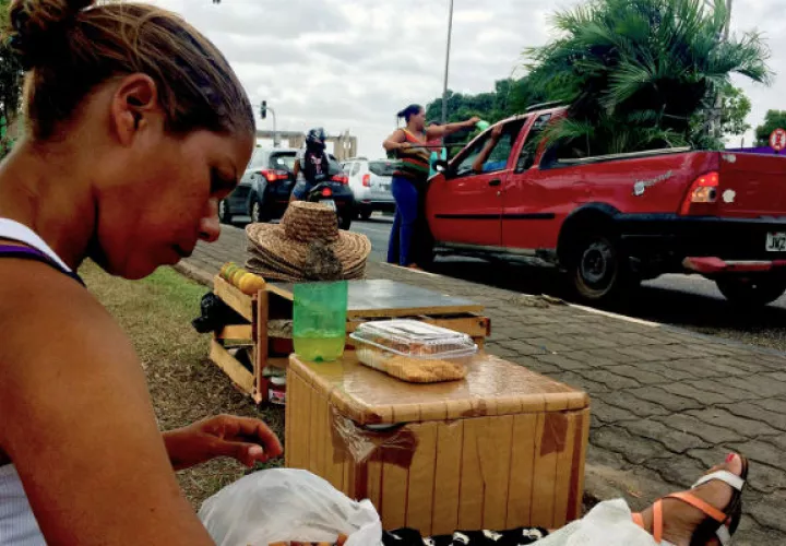Una maestra venezolana, María José Pacheco, vende fruta en las calles de Boa Vista, Brazil. FOTO/EFE