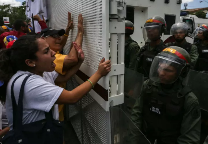 Los opositores a lo largo de la semana han intentado llegar a las instalaciones de la Defensoría del Pueblo. 
